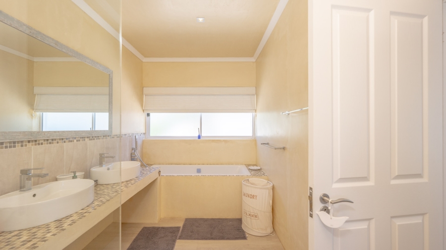 6 Bedroom Property for Sale in Agulhas Western Cape